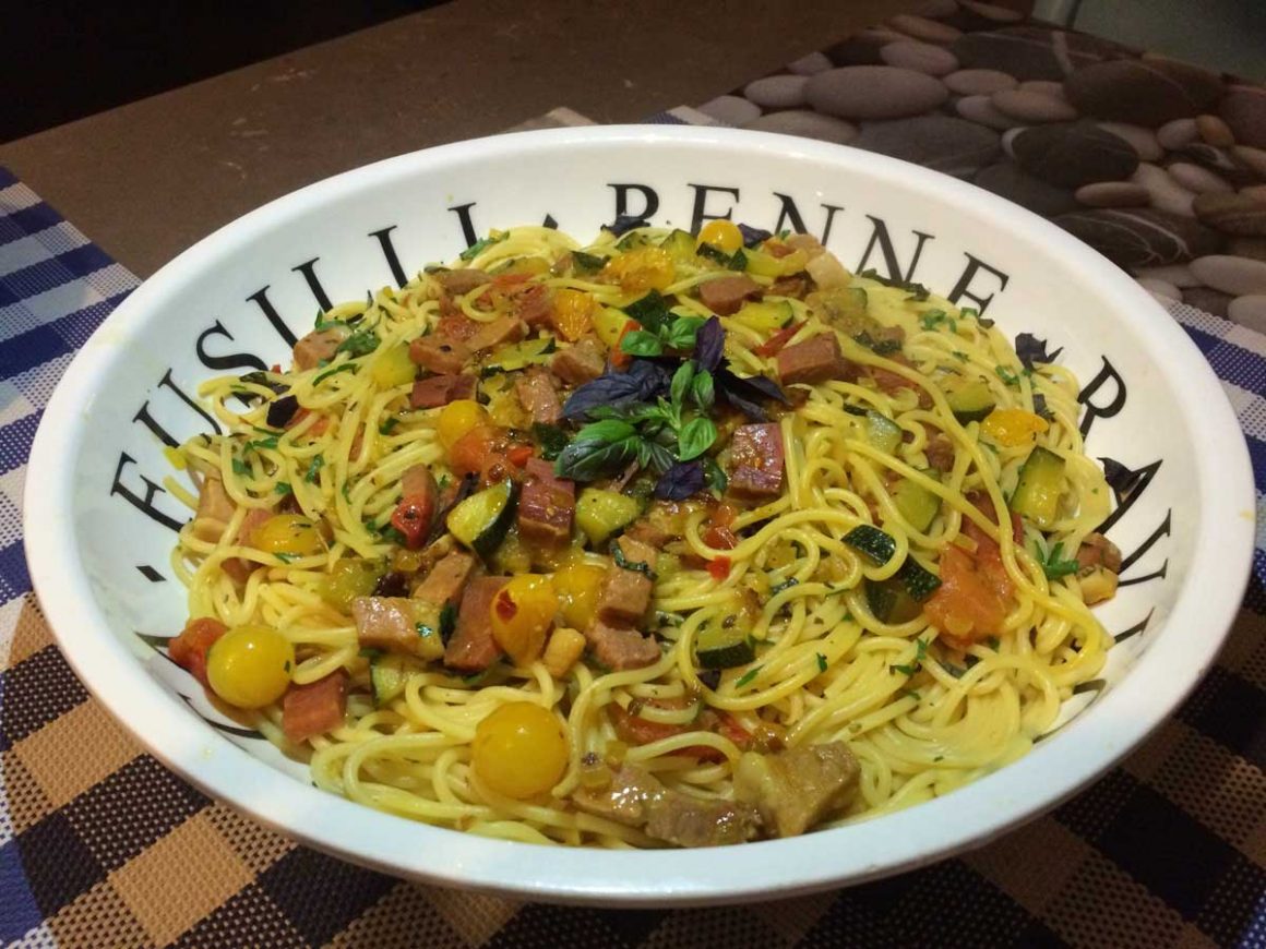 spaghetti met paarse basilicum serveren recept